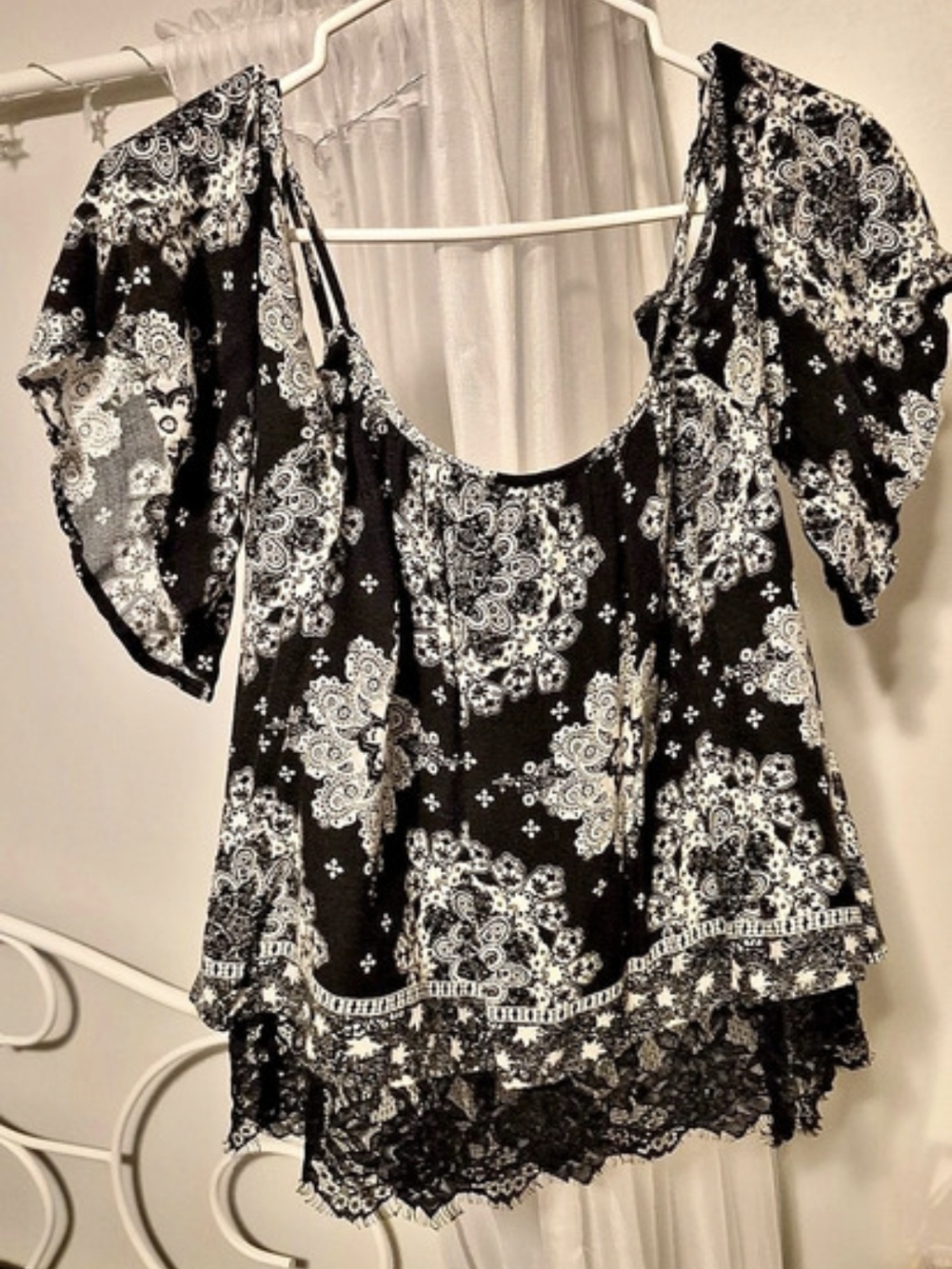 Off Shoulder Papaya Floral Blouse in Black & White Size Small